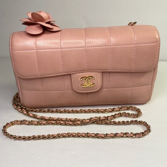 CHANEL Rare Pink Lambskin Single Flap Crossbody - Picture 3 of 16